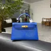 Mini bolso Kelly cosido a mano con hilo encerado de patrón de lagarto, forro de piel de vacuno de plena flor, detalles tachonados a mano de piel de oveja y herrajes de acero completo