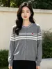 Andy Veludo Outono/Inverno Novo Estilo Coreano Solto Emagrecimento Versátil Listrado Gola Redonda Bordado de Coração Tricô Macio Grudento Top Feminino