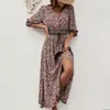 Foto Real de Vestido Bohemio Estampado de Rayón con Mangas Tres Cuartos y Cintura Ceñida, Adecuado para Viajes y Vacaciones, con Cierre de Botones al Frente y Diseño Listo para la Playa