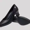 Zapatos de trabajo versátiles de cuero suave, zapatos de tacón medio sencillos para mujer, nuevo estilo otoño 2026, zapatos pequeños de cuero, punta fina, tacón grueso, boca poco profunda, zapatos de madre