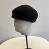 Boina torcida de lana tejida japonesa para mujer otoño e invierno Nuevo estilo coreano de moda color sólido retro cálido sombrero de pintor