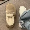 Calçados slip-on estilo Birkenstock, com solado grosso e forro de fleece, uma opção versátil e moderna para 2026, perfeitos para mulheres baixinhas e ideais para uso casual.