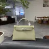 Mini bolso Kelly cosido a mano con hilo encerado de patrón de lagarto, forro de piel de vacuno de plena flor, detalles tachonados a mano de piel de oveja y herrajes de acero completo