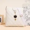 Elegante Nuevo Compacto y Lujoso Patrón de Ola Rombo Decoración de Cabeza de Gato Perlada Bolso Cubo Cruzado para Mujer Lindo y Moderno