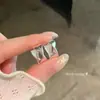 Brincos Argola Torcidos Prateados Escovados Estilo Francês para Mulheres, Argolas, Presilhas de Orelha, Luxo Leve, High-End, Brincos e Acessórios Elegantes e Estilosos