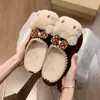 Lindas pantuflas con temática de gato de dibujos animados para mujer, diseñadas para usar en exteriores, nueva colección otoño/invierno 2026, con forro de felpa para abrigar y una suela gruesa, parecidas a las sandalias Birkenstock