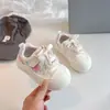 Zapatillas Blancas para Niña 2026 Otoño Nuevas Suela Suave Antideslizantes Tallas Medianas a Grandes Zapatos de Patinaje para Niños Zapatos Deportivos Casuales Versátiles para Estudiantes