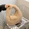 Bolsa Feminina Novo Estilo Bolsa de Bolinho Portátil Novo Outono e Inverno Versátil Fashionável Portátil Bolsa de Pelo Bolsa de Pelúcia de Inverno Bolsa Feminina