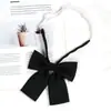 Gravata borboleta uniforme JK raiz de pena ciano-avermelhada cor sólida ângulo oblíquo japonês estudante raiz de pena gigante flor de gola uniforme de marinheiro objeto pequeno
