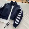 Chamarra sudadera azul marino de tres franjas para hombres y mujeres, estilo corto, limpia para otoño-primavera, cuello alto, chaqueta deportiva de béisbol