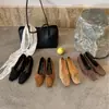 2026 Novo Outono/Inverno Sapato Feminino Versátil para o Dia a Dia com Salto Anabela, Sem Cadarço e Pregueado, nas Cores Preto e Marrom