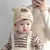 Bonitos y adorables gorros de otoño e invierno para niños, con diseño de poner, material de punto y una serie de dibujos animados, que brindan abrigo y protección para los oídos para bebés y niños pequeños.