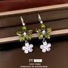 Conjunto de colar com pingente de flor de zircônia e brincos, luxo leve e moda de alta qualidade, joias de design europeu e americano requintadas e versáteis para mulheres