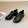 Mocassins Femininos de Bico Redondo com Velcro para o Outono de 2026, Sapatos Pretos de Couro Versáteis com Solado Grosso e Salto Bloco na Moda