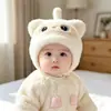 Chapéu de Bebê Novo e Fofo para Outono e Inverno Estilo Coreano Quente e à Prova de Frio Chapéu com Proteção para as Orelhas Macio para Bebê Duas Bolas Chapéu de Urso Macio e Cera Dedo do Pé