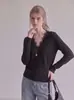 Suéter de tricô preto slim fit com decote em V e detalhes em renda estilo francês para mulheres, criando um visual elegante e esguio, 8200