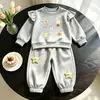 Conjunto de roupa estilo coreano para meninas, novo modelo primavera e outono 2026, moletom de bebê com desenho animado, roupa de outono, conjunto de duas peças soltinho para meninas pequenas