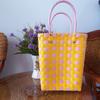 2026 Bolso Cuadrado Pequeño Bolso Tejido Vertical de PVC Bolso de Paja Moda Callejera Bolso de Mano DIY Cesta de Flores Hecho a Mano