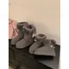 Botas de neve de sola grossa para mulheres, estilo cano longo, nova coleção de inverno 2025, botas de cano alto com forro de fleece adicional para aquecimento extra, adequadas para climas frios e com sola antiderrapante