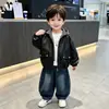 Jaqueta de couro infantil 2026 novo estilo roupas infantis falsa de duas peças outono elegante versátil jaqueta de couro de bebê outono moderna