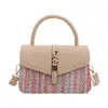 Bolso cuadrado pequeño acolchado de piel estilo Chanel para mujer, con cierre giratorio, disponible para venta al por mayor y en stock
