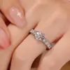 Transmissão ao vivo do TikTok: Novo anel cravejado de diamantes para mulheres, com pedra simulada de moissanita, um anel ajustável leve e versátil, perfeito como presente para sua esposa