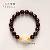 Pulseras budistas de palisandro de hoja pequeña estilo chino combinadas con diseño de león de fruta de marfil, una colección de pulseras culturales y artísticas de madera retro en la tendencia china