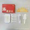 Juego de regalo de vajilla desechable para pasteles, juego de cinco piezas para fiestas de repostería, incluye cubiertos de plástico reforzado, platos de papel, velas y sombreros