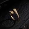Moda Transfronteriza Elegante Colgante Redondo de Cobre Incrustado con Circonita Collar con Forma de Corazón de Oro Real de 18K Cruz de Circonita Venta Caliente Transfronteriza