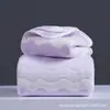 La toalla de vellón de coral con estampado de acuarela es suave, absorbente y no suelta pelusa fácilmente.. Es una toalla facial y de limpieza para adultos para el hogar, disponible para pedidos personalizados y al por mayor.