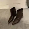 Outono e Inverno 2025 Novo Estilo Bico Fino Salto Escondido Slip-On Moda Botas Curtas para Mulheres Botas Chelsea Retrô Botas Únicas Botas Martin