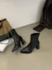Botas de tornozelo de salto alto plataforma grosso bico fino para o início do outono com acabamento em couro Maillard e zíper traseiro, combinadas com uma saia e jeans de perna larga
