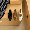 Outono 2026 Novo Estilo Francês Elegante Bico Quadrado Salto Anabela Baixo Fechamento com Velcro Sapatos de Trabalho para Deslocamento em Todas as Estações