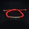 Pulsera perfecta de cuentas doradas pequeñas, hilo rojo tejido a mano, estilo étnico simple, joyería de accesorio de nicho