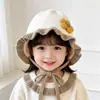 Chapéu de Tricô com Proteção para Ouvido de Bebê Outono/Inverno Estilo Coreano Ruffle Floral Chapéu de Bebê Gravata Infantil Chapéu Quente para Bebê Atacado