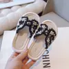 Pantuflas de Moda para Niñas 2026 Verano Nuevas Pantuflas de Suela Plana con una Tira para Niñas Pequeñas Estilo Coreano Sandalias Infantiles para el Hogar y para Uso al Aire Libre