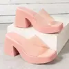 Pantuflas de PVC de suela gruesa estilo europeo y americano para mujer, adecuadas para usar al aire libre, en colores caramelo, con plataforma impermeable y tacón de cuña, disponibles en Wish