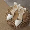 Salto Alto Estileto de Bico Fino Estilo Fada Slim Sandálias de Verão Femininas de Uma Tira Novo Estilo Francês 2025 Baotou com Pérolas