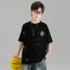 Conjunto de Roupas de Verão para Meninos 2026 Novo Estampa de Desenho Animado Manga Curta Shorts Jeans Conjunto de Duas Peças para Crianças Médias e Grandes Moderno Bonito