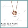 Collar de Primavera de Marca B de Gama Alta con Cintura Pequeña, Chapado en Oro Rosa de 18K, Hombrecito Rojo Cerámica Blanca y Negra Pareja Cadena para Clavícula con Diamantes