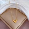 [Acero de titanio de cuerpo completo] Collar de oro real con horno de temperamento en V pequeño para mujer, cadena de clavícula roja con accesorios de red de la suerte