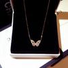 Collar Elegante Mariposa Diamante Inteligente Oro Rosa Femenino Zircón Trendy Malla Mariposa Roja con Diamante Brillante Cadena Clavícula