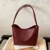 Bolso de mujer de gran capacidad, nuevo modelo de verano 2026, bolso de cubo tejido de alta gama de nicho para el hombro o la axila para el trabajo