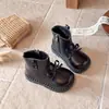 Botas Curtas Forradas com Pelúcia para Meninas Outono Inverno Novo Estilo Botas de Couro com Laço Botas Martin Bebê Sola Macia Antiderrapante Botas Quentes para Crianças