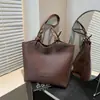 Bolso de mano sencillo de estilo occidental de gran capacidad para mujer, bolso de hombro informal de nueva moda 2025, bolso de hombro ligero.