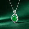 Colgante de Plata S925 Moderno y Tendencia con Calcedonia Verde e Incrustación de Circonita Lujosa, Collar Estilo Lujo Ligero