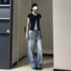 Camiseta feminina estilo coreano com color-blocking, gola redonda, falsa peça dupla, manga curta, novo modelo verão 2026, corte justo, valoriza a silhueta, top versátil