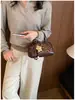 Bolsa Concha Patchwork Estampa de Leopardo Simples Feminina 2026 Verão Nova Bolsa de Mão Textura de Alto Grau Ombro Único Transversal Bolsa Quadrada Pequena