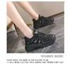 Tênis de Corrida com Sola Grossa Novo para Primavera e Outono 2024 Explosões Coringa Sapatos Torre de Alto Valor Sapatos Brancos Femininos