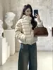 Chaqueta de algodón acolchada súper elegante para mujer, estilo corto con capucha 2026, talla petite, abrigo de algodón cálido, diseño de cuello alto (turtle back), chaqueta de algodón de invierno